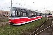 車体左側には乗降扉がない（ブルノ）