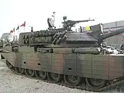 TR-85M1の側面。砲塔に装備された発煙弾発射機に注目