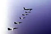 KC-135(奥)、F-15(下から3番目)と共に飛行するF-111C