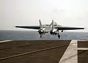 空母「セオドア・ルーズベルト」から最後の発艦をするF-14（2006年7月28日）