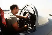 戦闘機(F-15 イーグル)のコックピット内の掃除。