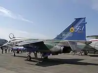 左舷後方からの写真。垂直尾翼に「F-1 Final」の文字が読める