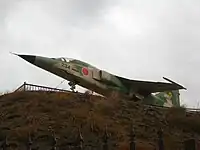 屋外展示されているF-1 支援戦闘機（90-8234号機）（2011年2月11日撮影）