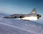 AGM-65 マーベリックを発射するF-20