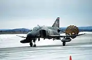 着陸後にドラッグシュートを開いたF-4E（1983年）