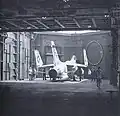 空母タイコンデロガ艦内のヴォート F-8H クルセーダー
