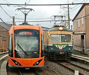 福武線の電車 F1000形(左)と200形(右)