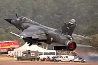 離陸するフランス空軍のミラージュF1CR。主翼後縁のフラップと、前縁外側のスラットに注目。