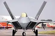 機体正面エアインテークが垂直尾翼や機体背面とほぼ同角度の傾斜となっているのが分かる