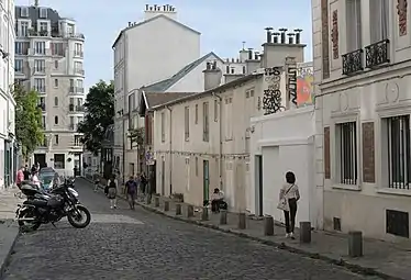 オルシャン通りをラヴィニャン通り方向に見る (Rue d'Orchampt vue en direction de la rue Ravignan.)