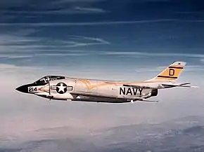 飛行するF3H-2N 136981号機(第124戦闘飛行隊所属、1957年撮影)