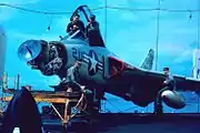 機体先端のレドームを取り外し、アンテナを露出したF4D 戦闘機