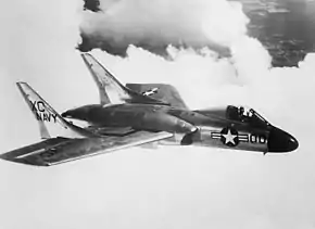 飛行するF7U-3 128464 (1955年撮影)
