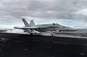 カタパルトを用いて射出されるF/A-18C