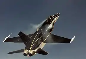 F/A-18実験機による飛行試験。機首付近からは煙が流され、垂直尾翼にはタフトが張られている