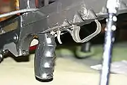 トリガーガードを外側に移動させた状態