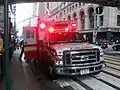 ニューヨーク市消防局(FDNY)の救急車。ナンバーのデザインは当時の一般車両向けと共通だが、「Official」の文字が下部に入る。