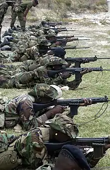 演習でL1A1を使用するジャマイカ国防軍の兵士。L2A1軽機関銃を使用している兵士もいる(2002年)