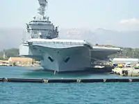 艦首正面方向より左右にオーバーハングした艦上構造物が良く判る写真