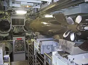魚雷発射管へ装填される魚雷の様子(フランス原子力潜水艦ル・ルドゥタブル)