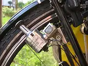 直流発電機の一種、自転車のダイナモ。英語圏ではこのタイプはボトルダイナモ（en:Bottle dynamo）と呼ぶ。