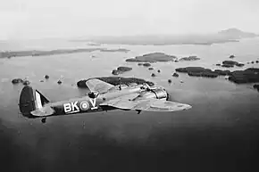 飛行するボーリングブローク Mk.IV 9030号機(1942年撮影)