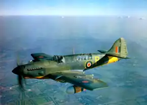 飛行するファイアフライ FR Mk.IV試作機Z2118号機 (1944年撮影)