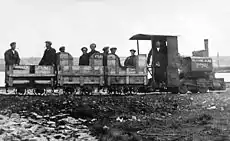 1915-1922年のキャンバー鉄道。機関車のタンクには、手書きの『フォークランド・アイランド・エクスプレス (Falkland Island Express)』があった。木製ワゴンの車体両端には、労働者向けに取り外し可能な座席を乗せていた。ファーストクラス、セカンドクラス、サードクラス、および『喫煙者』銘板については、機関車のタンクにはその言及がなく、全てがちょっとした冗談として見なされることを意図していたようである。 この写真は後に、フォークランド諸島54Pスタンプで使用されている。