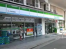 JR姪浜駅店(福岡市西区)JR九州リテールが運営しており、同社のロゴも併記されている。元々は生活列車→am/pm。