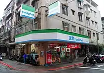 全家便利商店 民東店(中華民国(台湾)台北市松山区)現地での一般的な店舗。
