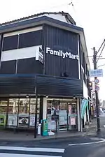 城崎温泉店(兵庫県豊岡市)景観に配慮した店舗。