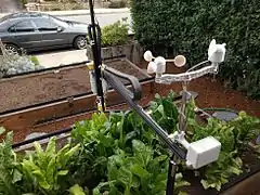 ファームボットは、環境データを収集できるように気象ステーションを増強できる。