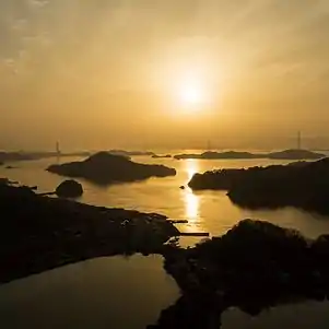 大崎上島大西港。三津湾(M)。指定海域。手前の池が旧塩田で、カキ養殖が行われている。