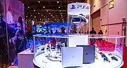 PlayStation VR用シューティング・コントローラー（写真左）。これを用いると本物の銃と同じようにプレーヤーは自分の身体全体を使って構えて撃つことができる。