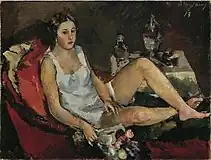赤いソファーの女性