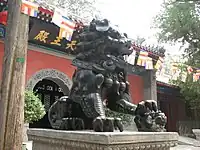 法源寺天王殿入り口の青銅製獅子