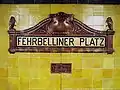 フェールベリン広場（ドイツ語版）の地下にある地下鉄の駅（英語版）。