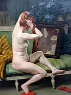 鏡を見る赤毛の女性