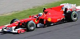 Fダクト導入後のフェラーリ・F10（第16戦日本GP）。ドーサルフィンの形状が異なる。