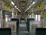 ファンデリアと転換クロス座席が並ぶ車内新製時から体質改善リニューアル等の更新工事は行われていない