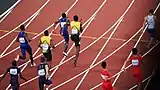 決勝レース中、バトンを受け最終コーナーからゴールへと向かう各国の最終走者達