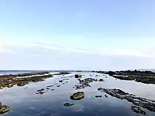 枕状溶岩でできた隆起波食台。通称「万畳敷」。