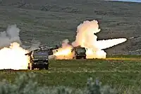ロケット弾を発射するHIMARS