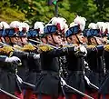 2007年パリ祭の軍事パレードにおいて、シャンゼリゼ通りを行進する2007年卒業の士官候補生達。