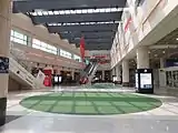 吹き抜けのあるコンコース