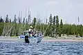 米国、en:Yellowstone Lakeにモーターボートを浮かべての釣り