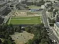 2009年9月の宮殿跡地。臨時のサッカー場となっている