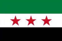 シリア内戦において反体制派の掲げる旗。このように現在の国旗と同じ縮尺を用いることもある。