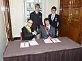 2012年7月15日、ロンドンのPolination Micronational Conferenceにおける、ミクロネーションである聖チャーリー共和国(イタリア)-フランドレンシス大公国間の条約調印