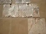 創造神クヌム（中央）